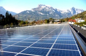 Panneaux photovoltaïques sur le toit d'un bâtiment dans les Alpes
