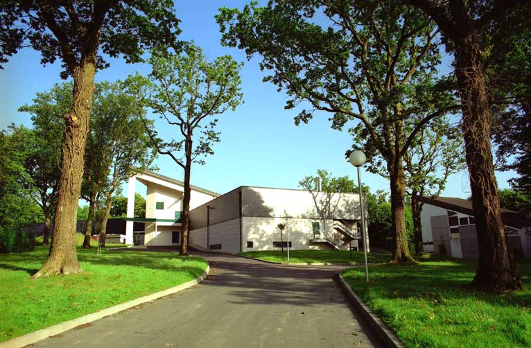 Bâtiment intégré dans un parc