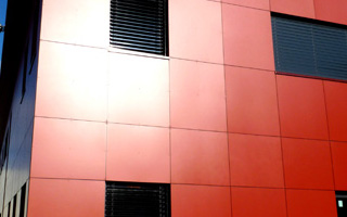 Mur en plaques plastiques rouges
