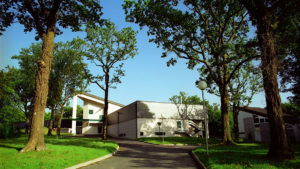 Bâtiment construit sur un terrain boisé et pentu