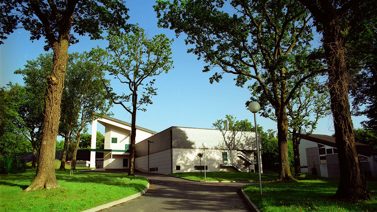 Bâtiment construit sur un terrain boisé et pentu