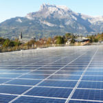 Panneaux photovoltaïques sur le toit d'un bâtiment dans les Alpes