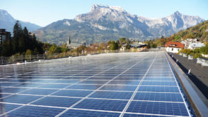 Panneaux photovoltaïques sur le toit d'un bâtiment dans les Alpes